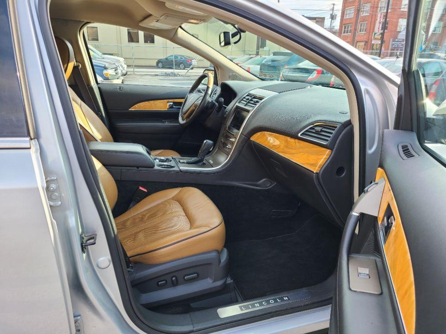 2013 SILVER LINCOLN MKX (2LMDJ8JK4DB) with an 3.7L engine, Automatic transmission, located at 117 North Cameron Street, Harrisburg, PA, 17101, (717) 963-8962, 40.267021, -76.875351 - Photo#13