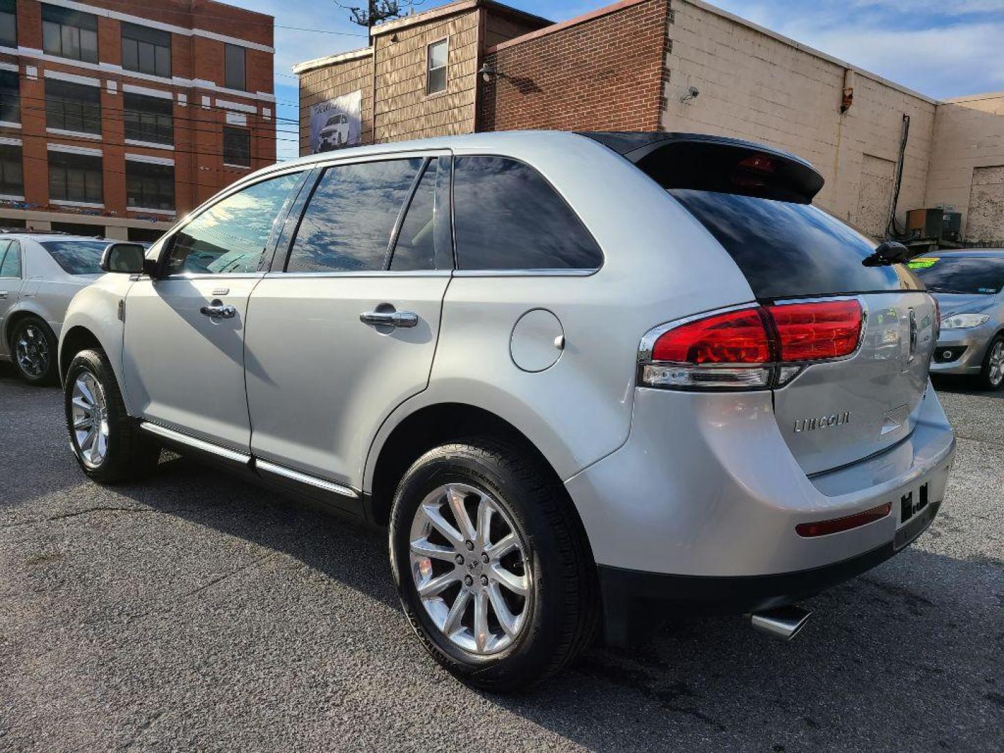 2013 SILVER LINCOLN MKX (2LMDJ8JK4DB) with an 3.7L engine, Automatic transmission, located at 117 North Cameron Street, Harrisburg, PA, 17101, (717) 963-8962, 40.267021, -76.875351 - Photo#2