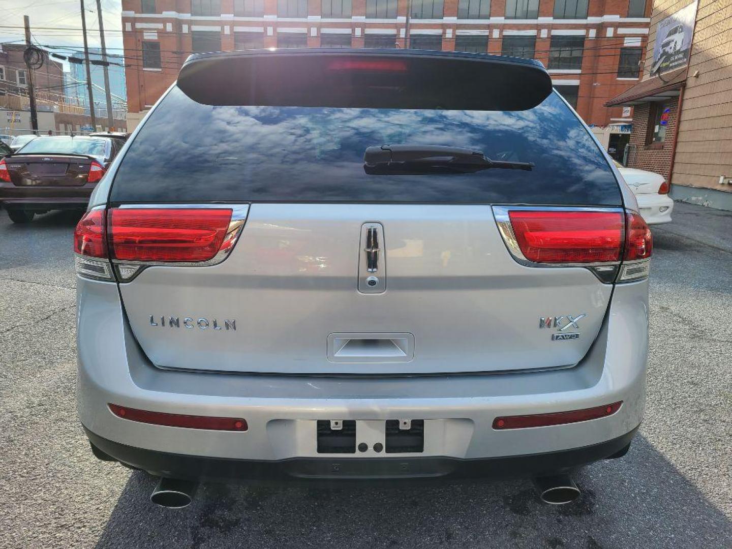 2013 SILVER LINCOLN MKX (2LMDJ8JK4DB) with an 3.7L engine, Automatic transmission, located at 117 North Cameron Street, Harrisburg, PA, 17101, (717) 963-8962, 40.267021, -76.875351 - Photo#3