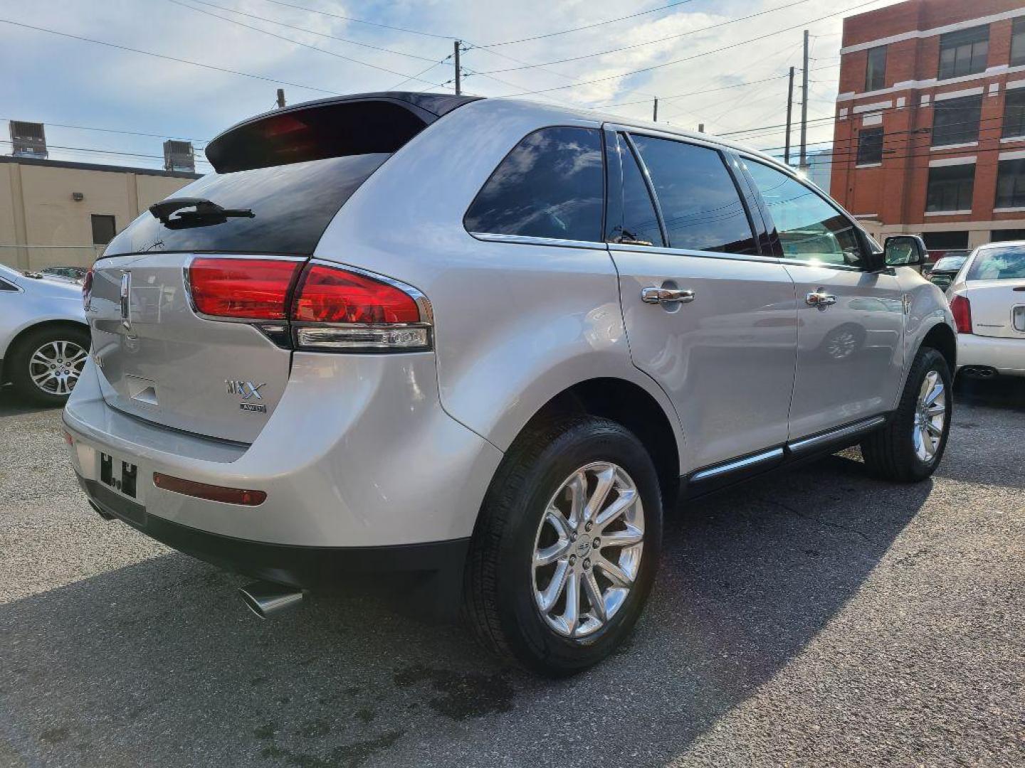 2013 SILVER LINCOLN MKX (2LMDJ8JK4DB) with an 3.7L engine, Automatic transmission, located at 117 North Cameron Street, Harrisburg, PA, 17101, (717) 963-8962, 40.267021, -76.875351 - Photo#4