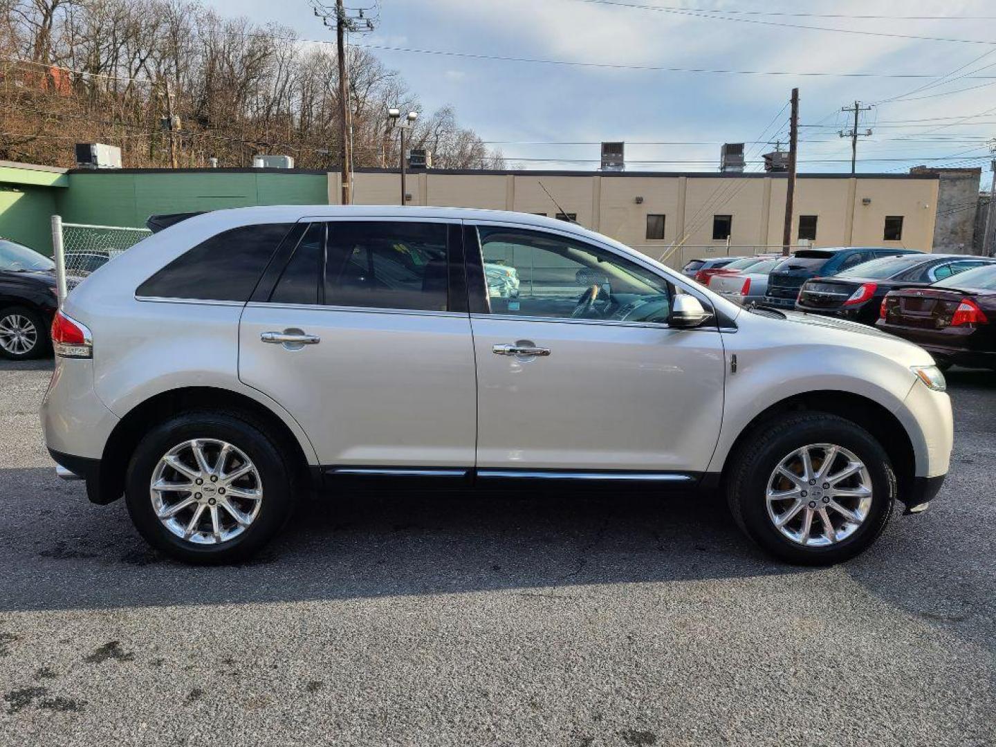 2013 SILVER LINCOLN MKX (2LMDJ8JK4DB) with an 3.7L engine, Automatic transmission, located at 117 North Cameron Street, Harrisburg, PA, 17101, (717) 963-8962, 40.267021, -76.875351 - Photo#5