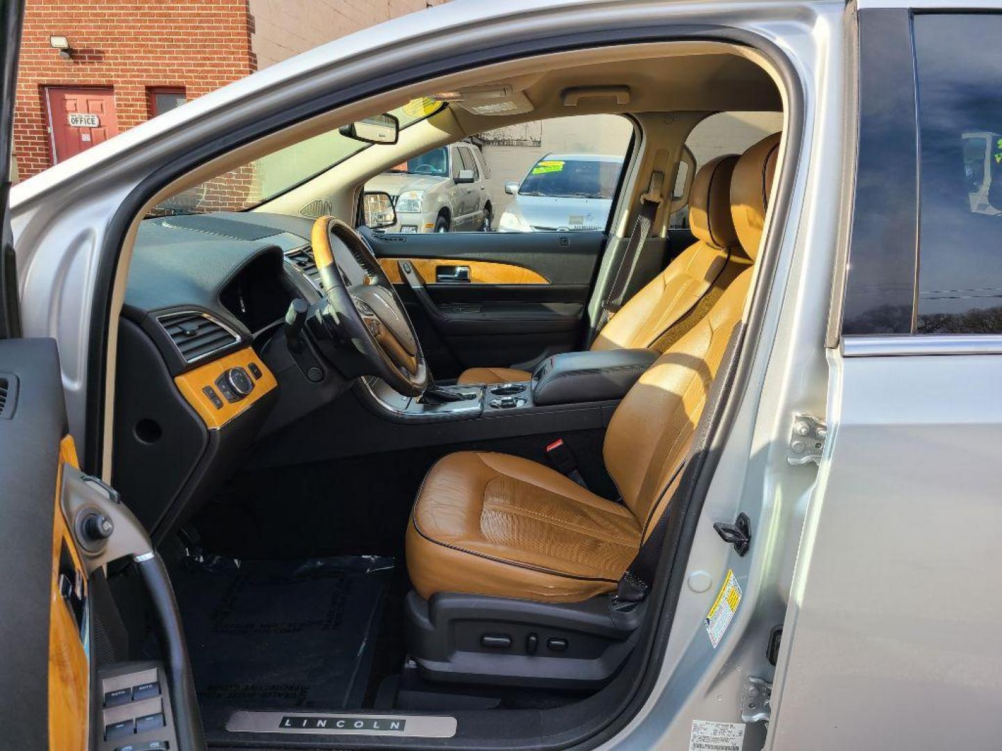 2013 SILVER LINCOLN MKX (2LMDJ8JK4DB) with an 3.7L engine, Automatic transmission, located at 117 North Cameron Street, Harrisburg, PA, 17101, (717) 963-8962, 40.267021, -76.875351 - Photo#8