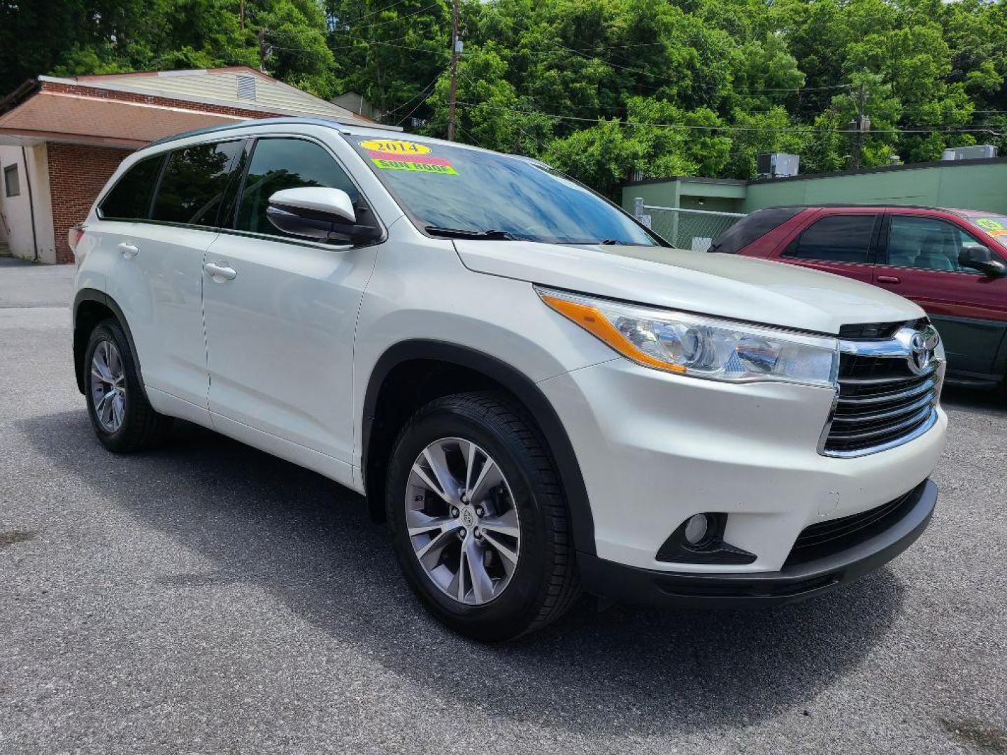 2014 WHITE TOYOTA HIGHLANDER XLE (5TDJKRFH2ES) with an 3.5L engine, Automatic transmission, located at 7981 Paxton Street, Harrisburg, PA, 17111, (717) 561-2926, 40.261490, -76.749229 - WE FINANCE!!! Good Credit/ Bad Credit/ No Credit - ALL Trade-Ins Welcomed!!! ***Guaranteed Credit Approval*** APPLY ONLINE or CALL us TODAY ;) Internet Prices and Marketplace Prices are SPECIAL discounted ***CASH DEALS*** Retail Prices are higher. Please call us to discuss your cash and finan - Photo#6