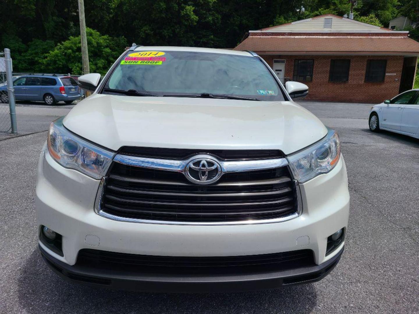 2014 WHITE TOYOTA HIGHLANDER XLE (5TDJKRFH2ES) with an 3.5L engine, Automatic transmission, located at 7981 Paxton Street, Harrisburg, PA, 17111, (717) 561-2926, 40.261490, -76.749229 - WE FINANCE!!! Good Credit/ Bad Credit/ No Credit - ALL Trade-Ins Welcomed!!! ***Guaranteed Credit Approval*** APPLY ONLINE or CALL us TODAY ;) Internet Prices and Marketplace Prices are SPECIAL discounted ***CASH DEALS*** Retail Prices are higher. Please call us to discuss your cash and finan - Photo#7