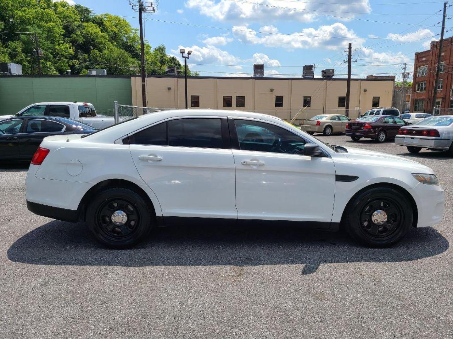 2016 WHITE FORD TAURUS POLICE INTERCEPTOR (1FAHP2MK4GG) with an 3.7L engine, Automatic transmission, located at 117 North Cameron Street, Harrisburg, PA, 17101, (717) 963-8962, 40.267021, -76.875351 - WE FINANCE!!! Good Credit/ Bad Credit/ No Credit - ALL Trade-Ins Welcomed!!! ***Guaranteed Credit Approval*** APPLY ONLINE or CALL us TODAY ;) Internet Prices and Marketplace Prices are SPECIAL discounted ***CASH DEALS*** Retail Prices are higher. Please call us to discuss your cash and finan - Photo#5