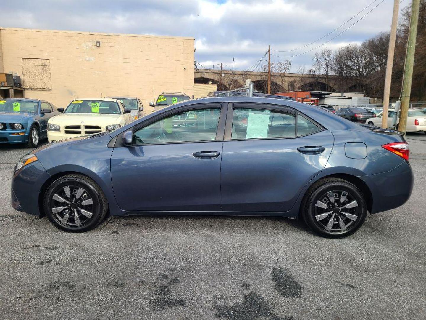 2016 GRAY TOYOTA COROLLA LE (2T1BURHE3GC) with an 1.8L engine, Automatic transmission, located at 7981 Paxton Street, Harrisburg, PA, 17111, (717) 561-2926, 40.261490, -76.749229 - Photo#1